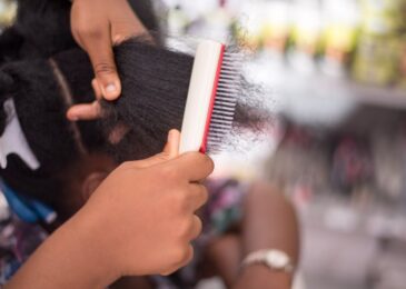 Défrisage cheveux : tout savoir avant de se lancer