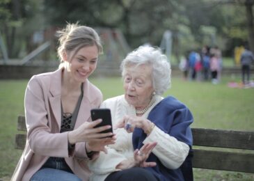 Aide aux personnes âgées : services essentiels pour le maintien à domicile