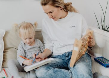 Garde d’enfant à domicile : avantages pour les parents actifs