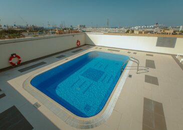 Piscine béton : avantages, entretien et tendances