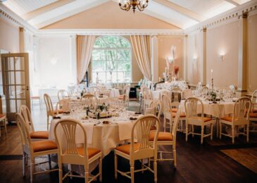 Location de tables et chaises : astuces pour choisir le bon fournisseur ?