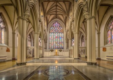 Création de vitraux : sublimer votre intérieur avec l’art verrier