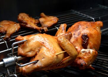 Pourquoi la rôtisserie reste un incontournable des repas conviviaux ?