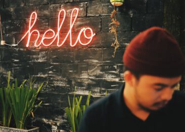 Signalétique intérieure digitale : écrans dynamiques vs panneaux fixes