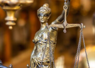 Se défendre seul aux prud&rsquo;hommes ou prendre un avocat : le bilan coût et risque