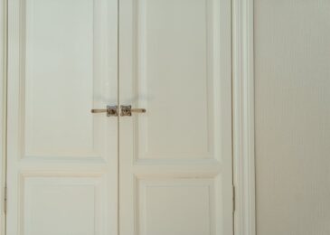 Installation porte : bien poser sa serrure multipoints