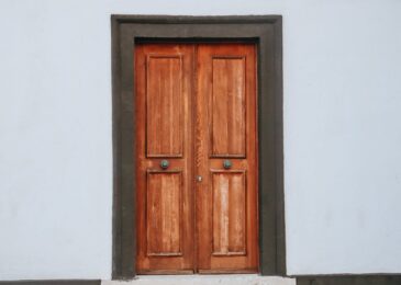 Réparation porte après effraction : bois éclaté