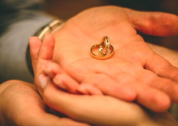 Créer ses propres alliances avec un bijoutier : une expérience unique