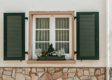 Fixations de volets et pont thermique : utilisez des cales