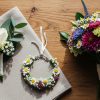 Accessoires du cortège : boutonnières et bouquets bracelets en fleurs