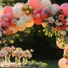 Arche de ballons et fleurs fraîches : le mélange textures gagnant