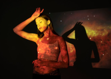 Habillage de salle par la lumière : colorer les murs sans peinture