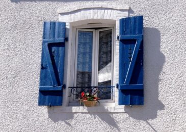 Découpe de l&rsquo;isolant autour du rebord de fenêtre
