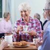 Vivre à domicile ou en maison de retraite : le comparatif des coûts