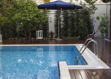 Rénovation de piscine : l&rsquo;art de moderniser l&rsquo;éclairage de nuit avec des projecteurs