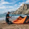 Quels réglages permettent d’améliorer la stabilité d’une aile de kitesurf ?