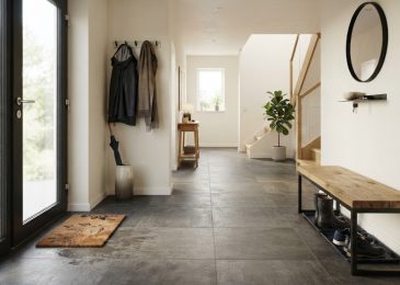 Quel revêtement de sol choisir pour une entrée exposée à l’humidité et aux salissures ?